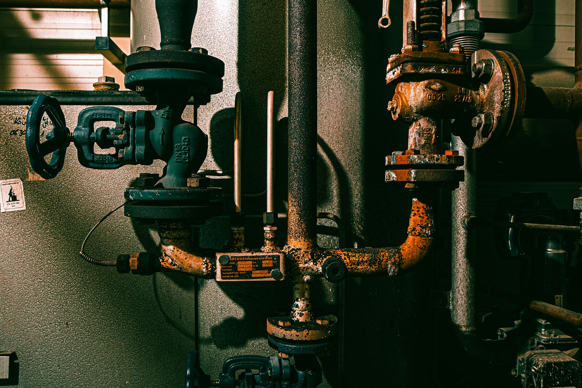 Industrial water pipework with metal shut-off valves